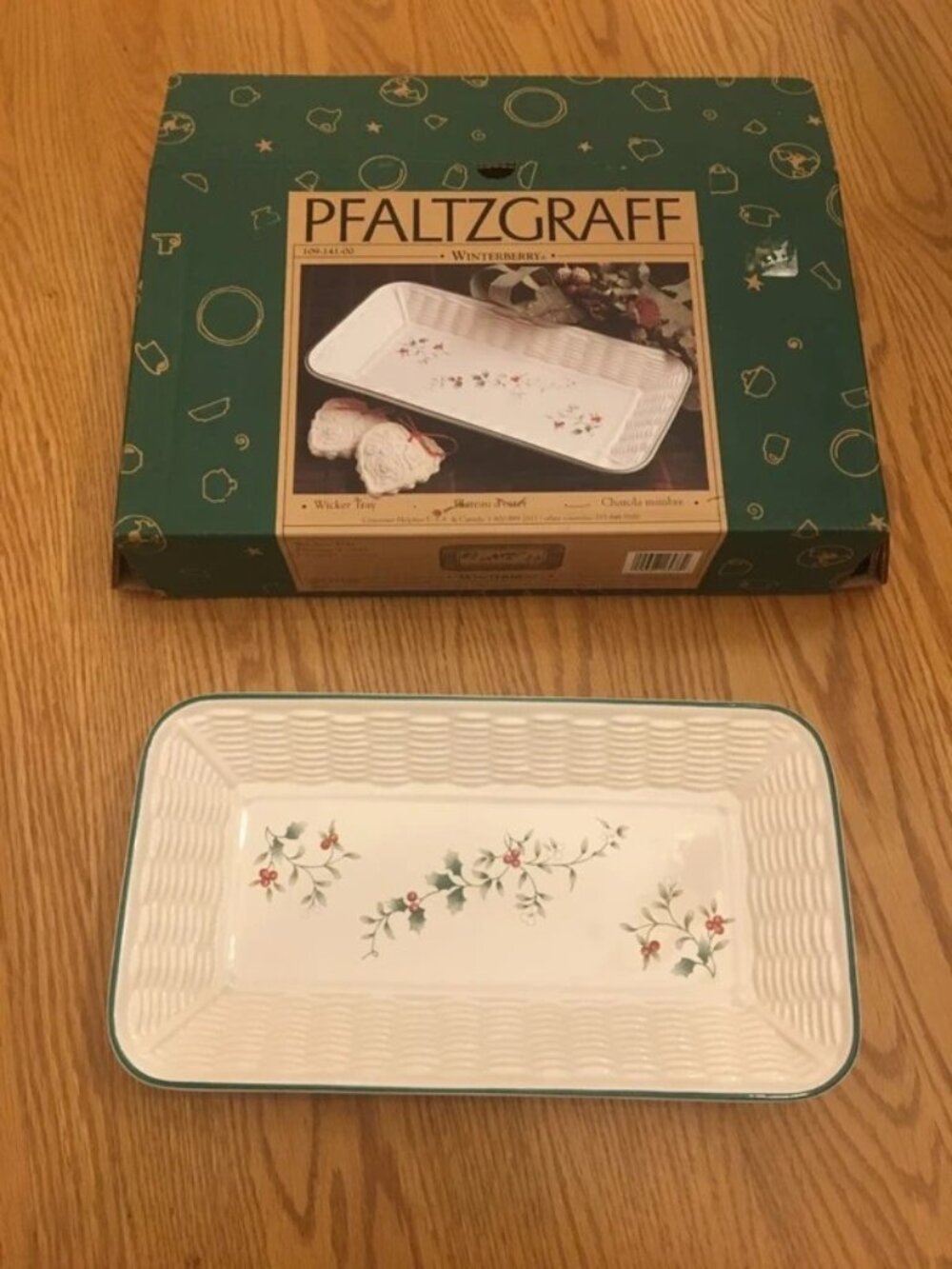Pfaltzgraff Winterberry Wicker (serving) Tray